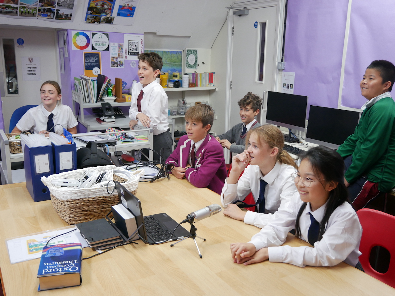 Kids learning about Hedy